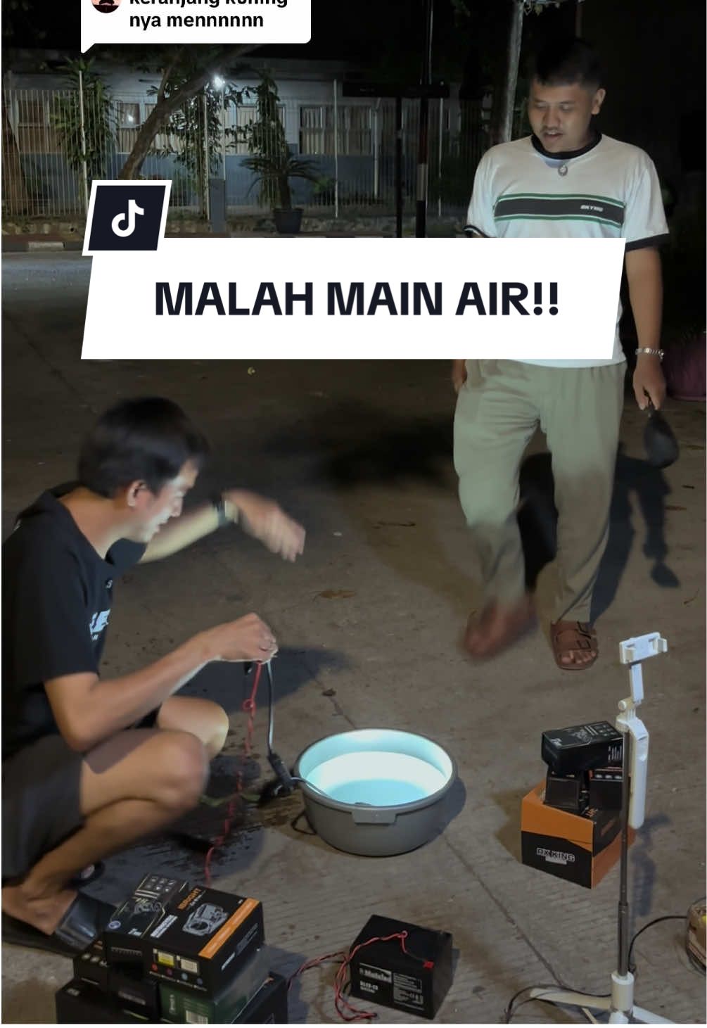 Replying to @Jabulani bukannya riview malah maen air.. #biled #biledprojector #tv #helm #amen 