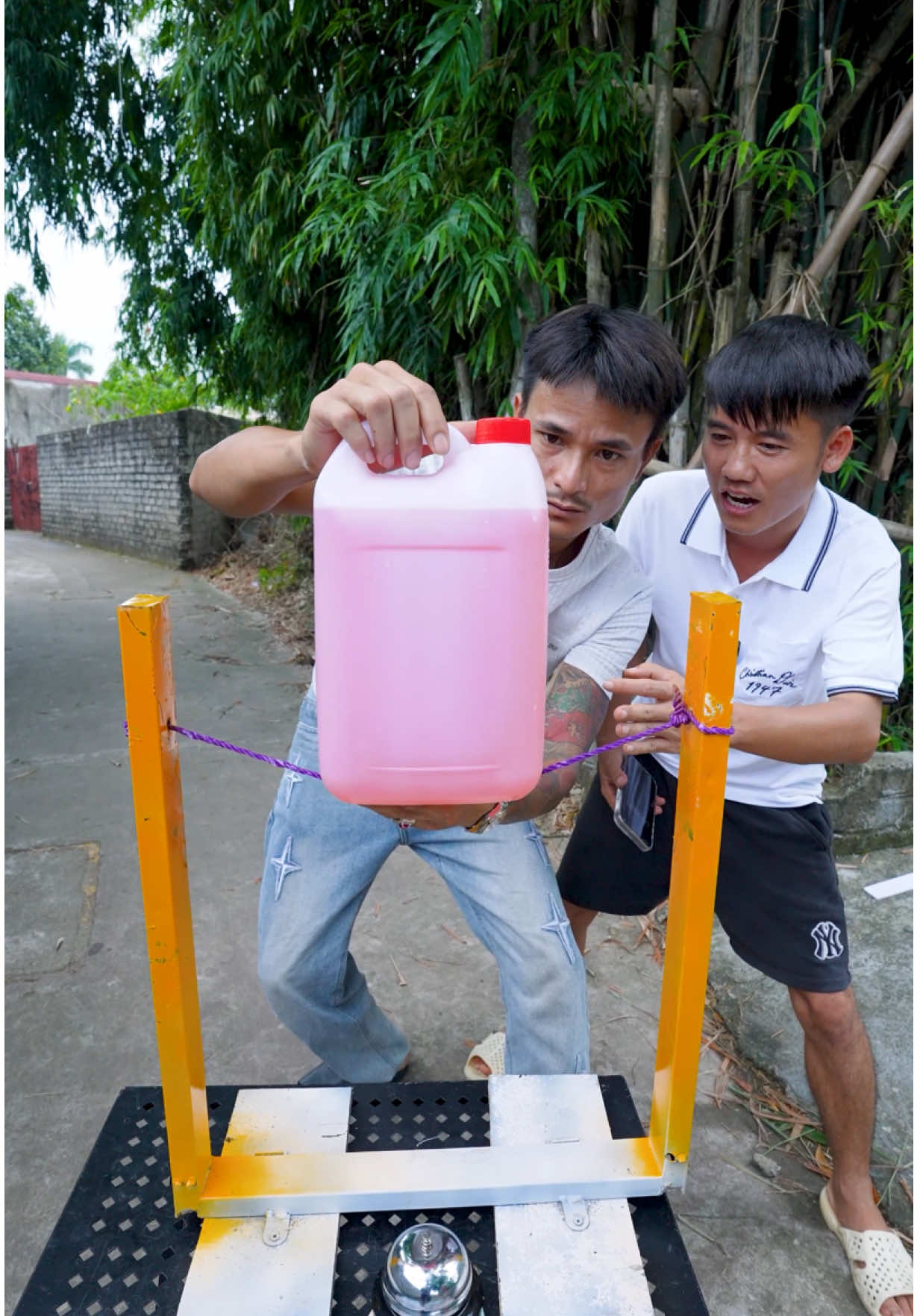 Thử Thách Giữ Cân Bằng Can Nước Trên Sợi Dây Không Chạm Tay#hungvlog 