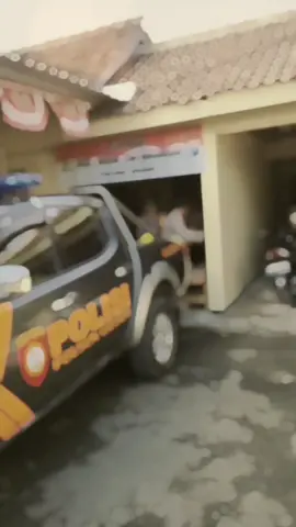 Hadir di tengah² masyarakat🇮🇩 Kapolsek Geger  AKP HAFIZ PRASETIA AKBAR, S.Tr.K, SIK, M.Si, M.Sc. Kegiatan ini memberikan manfaat nyata bagi warga dalam memenuhi kebutuhan pokok sehari-hari,dengan berhasil menyalurkan 100 karung beras SPHP atau setara 500 kilogram kepada masyarakat.  #polresmadiun  #polsekgegermadiun  #hadirberbuatmanfaat  #hafizprasetiaakbar 