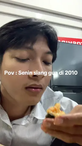 Abis makan trs tdrn, kaki satunya stnby di tombol TV 
