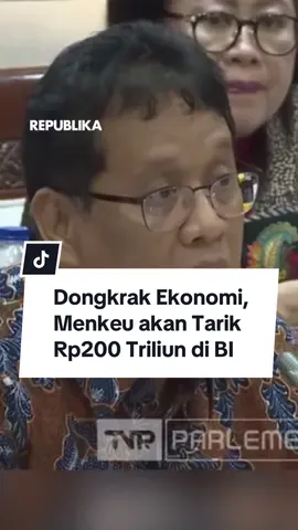 Menteri Keuangan (Menkeu) Purbaya Yudhi Sadewa berencana menarik dana pemerintah di Bank Indonesia (BI) senilai Rp 200 triliun. Penarikan itu dilakukan untuk meningkatkan kinerja perekonomian. “Saya lihat sistem finansial kita agak kering, makanya ekonomi melambat. Dua tahun terakhir orang susah cari kerja karena ada kesalahan kebijakan, baik moneter maupun fiskal. Saya melihat Kementerian Keuangan bisa berperan di situ,” kata Purbaya dalam wawancara usai Rapat Kerja dengan Komisi XI DPR RI di Jakarta, Rabu 10 September 2025. Purbaya menilai faktor utama yang menghambat pertumbuhan ekonomi adalah lambatnya penyaluran belanja pemerintah yang membuat sistem keuangan menjadi kering. “Pemerintah rajin menarik pajak, lalu masuk ke bank sentral. Kalau dibelanjakan lagi tidak apa-apa, tapi ini kan tidak,” ujarnya. Dalam konteks itu, Kementerian Keuangan dapat memanfaatkan dana pemerintah di BI untuk memperbaiki mesin moneter dan fiskal. Dari sisi moneter, kata dia, dana pemerintah bisa digunakan untuk menyuntik likuiditas perbankan. Bank secara natural akan memikirkan cara menyalurkan dana tersebut agar tidak membebani cost of fund sembari mencari return yang lebih tinggi. Kreator: Ronggo Astungkoro  #Republika #CekRepublikaAja 