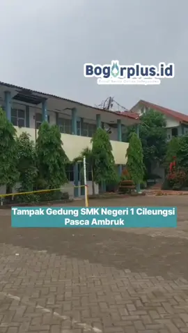 Tampak Gedung SMK Negeri 1 Cileungsi Pascaambruk, pada Rabu (10/9/2025) lalu. Terlihat sejumlah pekerja menggunakan alat berat untuk merubuhkan bangunan tersebut. Adapun, garis polisi berwarna kuning membentang di sekeliling bangunan sebagai peringatan agar tidak ada yang memasuki bangunan itu. Lalu, terdapat tenda milik Kemendikdasmen yang beridiri di lapangan SMK Negeri 1 Cileungsi untuk melakukan komunikasi antara Kementerian dan pihak Sekolah. Sebagai informasi, para pelajar menyatakan akan mulai bersekolah kembali pada Senin (15/9) mendatang. 🎥: Bogorplus #bogorplusid #kabupatenbogor #infobogor #beritabogor #bogorhariini    