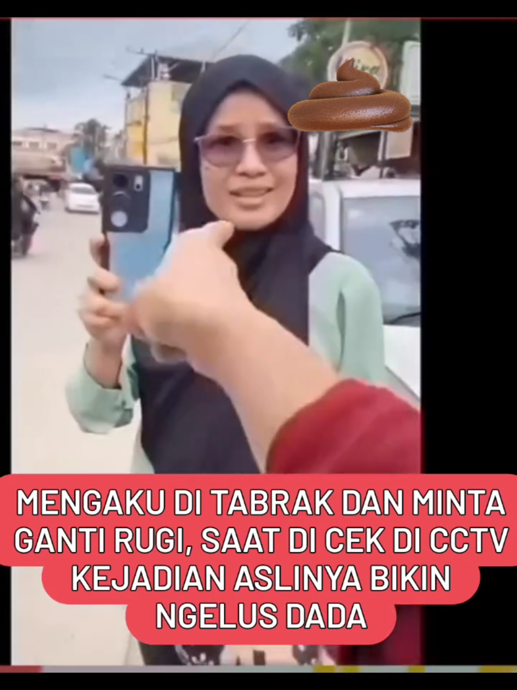 Ibu-ibu satu ini lain, sengaja menabrakan diri agar dapat uang ganti rugi dari pengendara mobil. Sikap yang sangat memalukan‼️ #purapuratertabrak #penipu #pemerasan #ibuibu #Kerudung Ibuk Ibu 