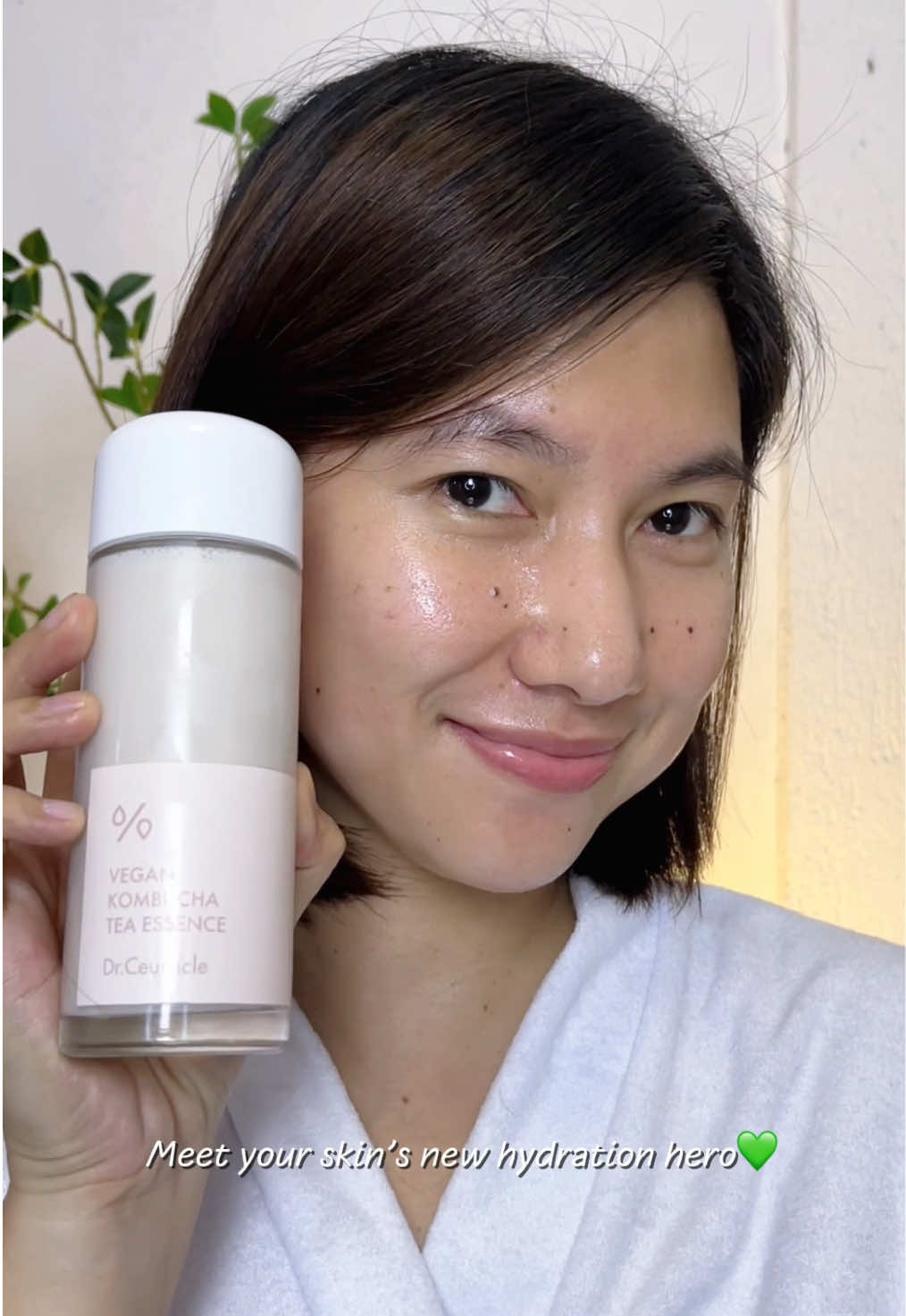 𝐒𝐤𝐢𝐧𝐜𝐚𝐫𝐞 𝐃𝐢𝐚𝐫𝐢𝐞𝐬 | 𝐅𝐢𝐫𝐬𝐭 𝐈𝐦𝐩𝐫𝐞𝐬𝐬𝐢𝐨𝐧 No.8 Ever wondered how to turn dull, tired skin ➝ glass skin glow? 👀 Tried the Dr. Ceuracle Vegan Kombucha Tea Essence for the first time and wow — it’s unlike anything I’ve used! It has two layers, tea + cream, that you shake to mix into a silky milky essence 💧 After applying, my skin instantly felt hydrated and looked healthy, radiant, and glowy ✨ This might just be the glow-up step my routine was missing 🌿 Would you try this essence too? 💕 @Dr.Ceuracle Official  #drceuracle #beauty #koreanskincare #cosmeceuticals #glassskin 