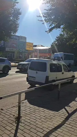 Навіть швидка , яка ймовірно їхала рятувати життя зупинилася , щоб віддати шану ГЕРОЯМ - ауді проігнорувала  Все що потрібно знати про наше суспільство  Слава Україні  Героям Слава