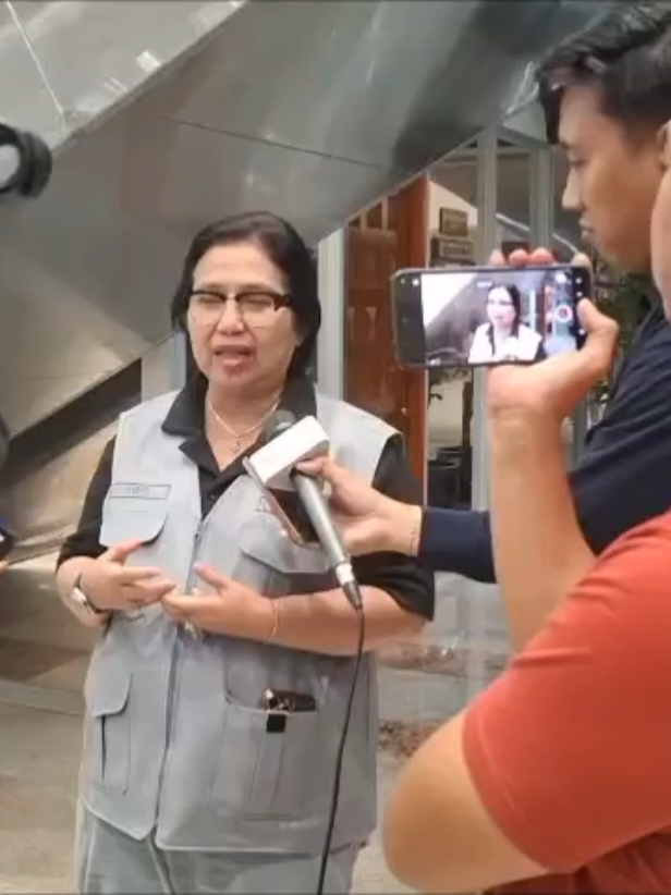 Anggota Fraksi NasDem DPR RI, Irma Suryani Chaniago mendorong agar DPR RI dan Pemerintah menjadi teladan bagi masyarakat. Sebelumnya, 2 anggota DPR RI dari Fraksi NasDem dinonaktifkan karena sikap dan atau pernyataannya dianggap meyakiti perasaan publik. Berkelindan dengan berbagai pemicu termasuk Tunjangan Perumahan Anggota DPR RI, rakyat bergerak. Demonstrasi terjadi di banyak daerah, penjarahan menimpa rumah pejabat di Kota Gede dan nyawa anak Bangsa melayang tak hanya di Jakarta.  ---- Video: Warga CARAPOLITIK.COM, Rohim Nawawi #dprri #tunjanganrumahdpr #tuntutan #revolusi #nasdem 