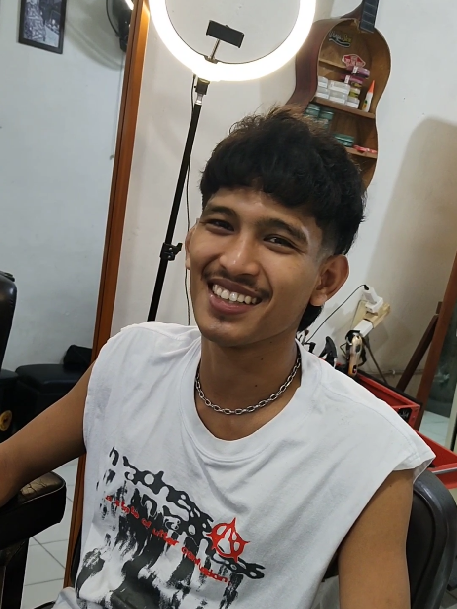 Zaman udah gadget yang pastinya udah harus ngikutin trendnya. hehe info lokasi :  Jl. Kitapa Cilame Kota Serang Banten #kotaserang #mamcukur #haircut #fyppppppppppppppppppppppp #tranding 