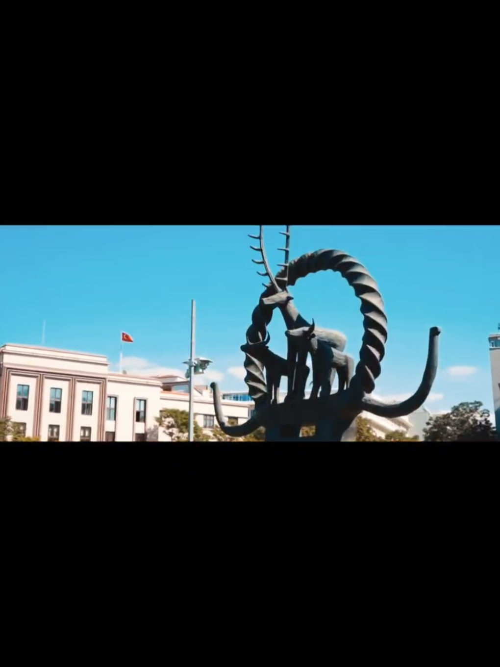 🇹🇷Ankara, modernliği ve tarihi aynı potada eriten büyülü bir şehir. 🇹🇷Başta soğuk geliyor ama yaşayınca alışıyorsun. 🇹🇷Ey insan arşı yayla! Ey bozkır! Ey Ankara! Seslen bana: Ben senden nasıl uzak yaşarım. Behçet Kemal Çağlar 🇹🇷Ankara, tarihin kalbinde atar; her taşı, her sokağı bu toprakların hikayesini anlatır. 🇹🇷Ankara, sadece bir şehir değil, aynı zamanda Türkiye’nin kalp atışlarıdır. 🇹🇷 Ankara’lı olmak demek; Yağmurdan sonraki toprak kokusunu, Deniz havasına tercih etmek demektir.. #ankaratanıtım #ankararuhu #başkentankara #ankara #ankarayısevmek 