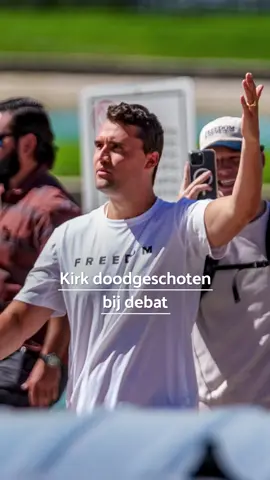 Charlie Kirk is tijdens een debat doodgeschoten. De schutter is nog voortvluchtig. #Nieuws #CharlieKirk
