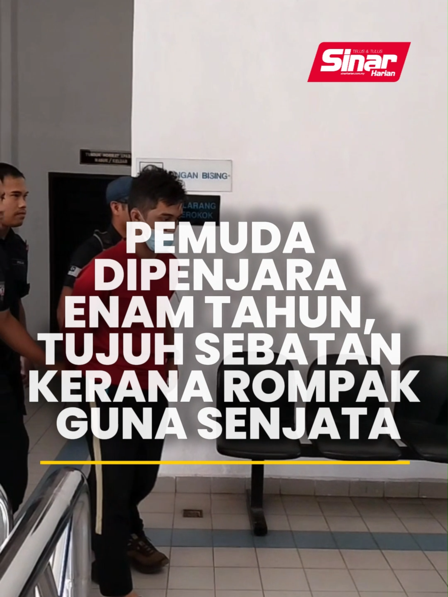 Pemuda dipenjara enam tahun, tujuh sebatan kerana rompak guna senjata Seorang pemuda dikenakan hukuman penjara enam tahun dan tujuh sebatan selepas mengaku salah di dua Mahkamah Sesyen Sungai Petani atas tiga kesalahan melakukan rompakan bersenjata baru-baru ini, lapor wartawan Sinar Harian, Siti Zubaidah Zakaraya. Tertuduh, Danish Aiman Ekram Mohd Fazeri, 21, yang merupakan penganggur mengaku salah di hadapan Hakim Roslan Hamid dan Hakim Azman Abu Hassan ketika pertuduhan dibacakan terhadapnya. Anda boleh baca berita penuh di portal Sinar Harian di www.sinarharian.com.my atau swipe up di IG story serta jangan lupa follow IG @sinarharian untuk berita terkini dalam dan luar negara. Muzik: Elevate dari www.bensound.com Copyright disclaimer: Segala penyuntingan video adalah hak cipta terpelihara milik Sinar Harian. #SinarHarian #BeritaSemasa #Mahkamah #Penjara