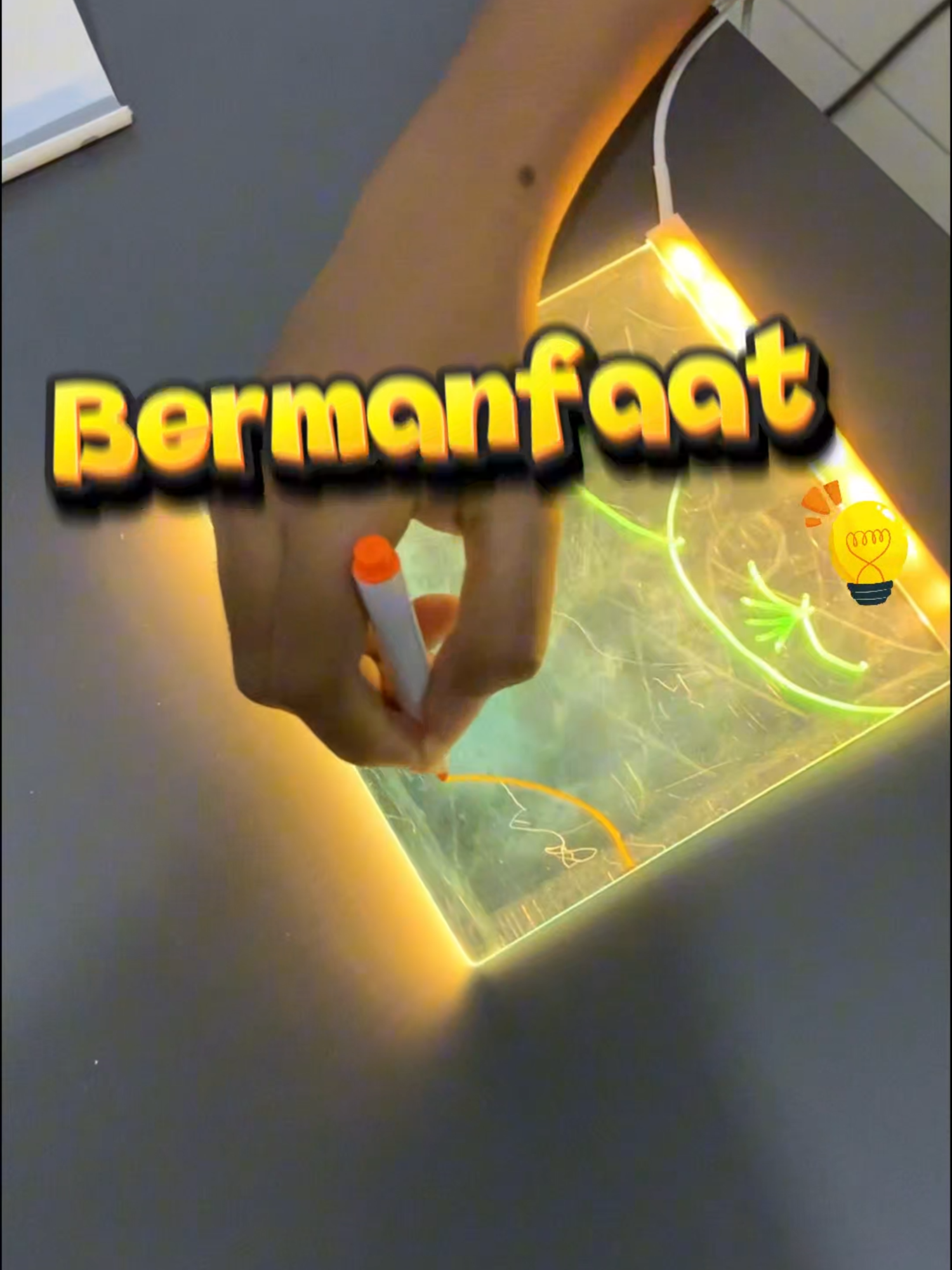 Bermanfaat bagi si kecil dan bisa juga untuk pengganti lampu tidur. #mainananak #papanbercahaya #akrilik
