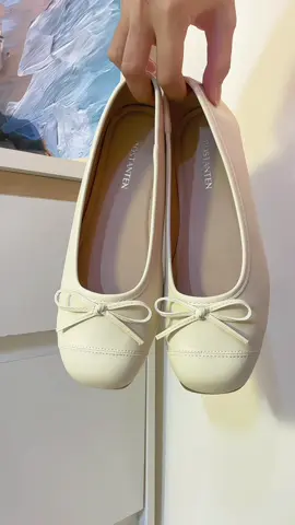white shoes dari @Bostanten shoes  sepatu timeless yg bisa dipakai untuk acara apapun, mulai dari bekerja hingga aktifitas lain nya ✨ #bostanten #bostantenshoes #sepatuwanita #flatshoes #sepatu kerja wanita kets tp worth it 