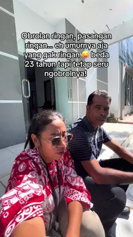 Kadang yang bikin tenang tuh bukan break-nya… tapi siapa yang duduk di sebelah kita 🥹💕 #Suamiistri #cintabedausia💏💘❤  #Pasangankerja #Pelatihanbareng #Modeistirahat 🤗