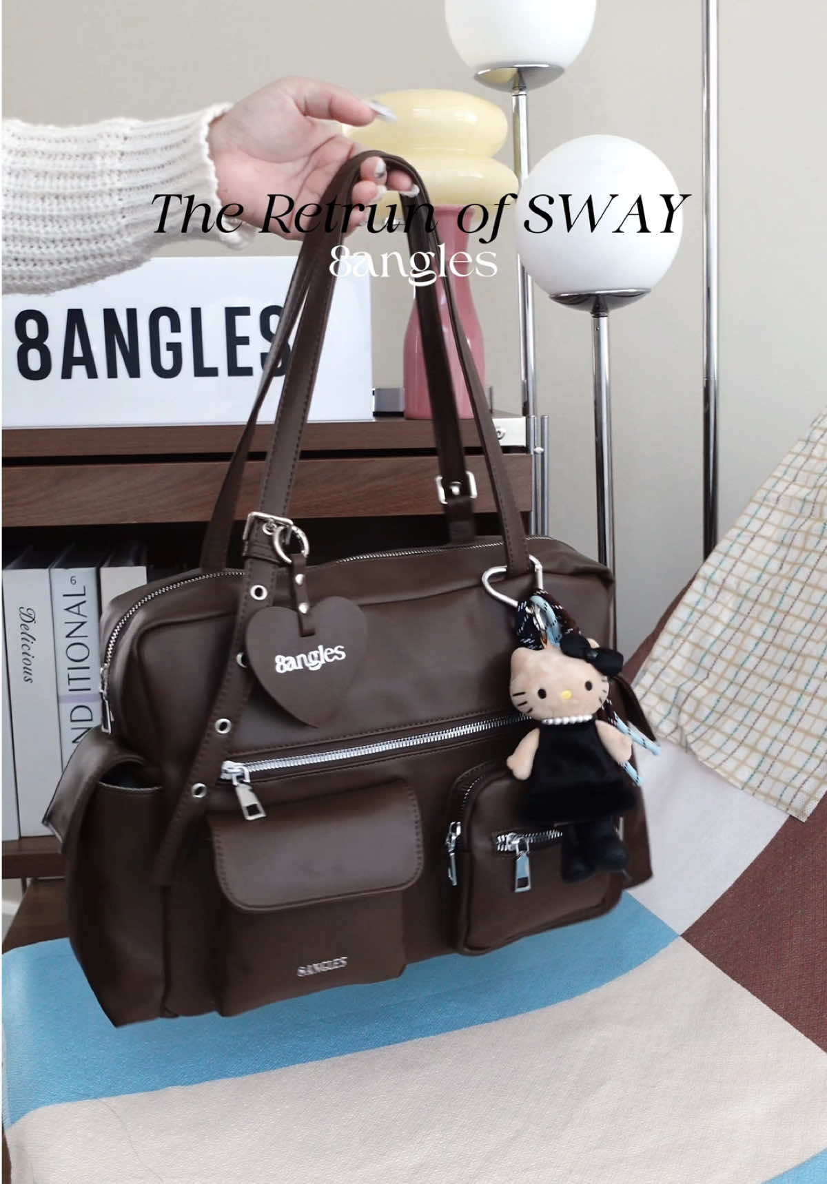 กระเป๋ารุ่น Sway กลับมาแล้ว!!🎧✨ นี่คือกระเป๋าคาร์โก้ที่ใบใหญ่สุดๆ  ขนาด 15 นิ้ว ใส่ได้ทุกสิ่ง!!! 🫶🏻 มีใครรอบ้าง เตรียมตัวเลยค่า 💖 #8anglesshop #sway8angles #กระเป๋าใส่ไอเเพด #กระเป๋าใบใหญ่ #กระเป๋าคาร์โก้ 