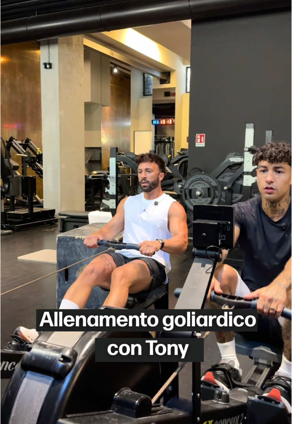 Seguimi su IG -> @giacomospazzini Workout con @tonyeffebaby777  - Hack squat 4x6 | 80-100kg - Pressa 45° 4x6 | 350-400kg - Stacchi rumeni + Leg curl 4x(8+8) - Leg ext 4x12 - Gluteus machine + calf machine 4x(12+12) … saltata 😅 Finisher AMRAP 15’: - 10 pull ups - 10 elbow to knee / toes to bar - 10 push ups - 500m row Come sempre, fatica + gogliardia = combo perfetta. Allenarsi deve essere duro, ma anche divertente. Spingere sempre. 🚀 #gym #tonyeffebaby777 #sport 