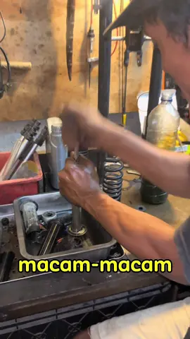 vidio lengkap perbaikan shock belakang ,karna vidio berdurasi panjang jadi siapkan kopi dulu dan lanjuuuuut #otomotif #shockbreaker #otoklinik