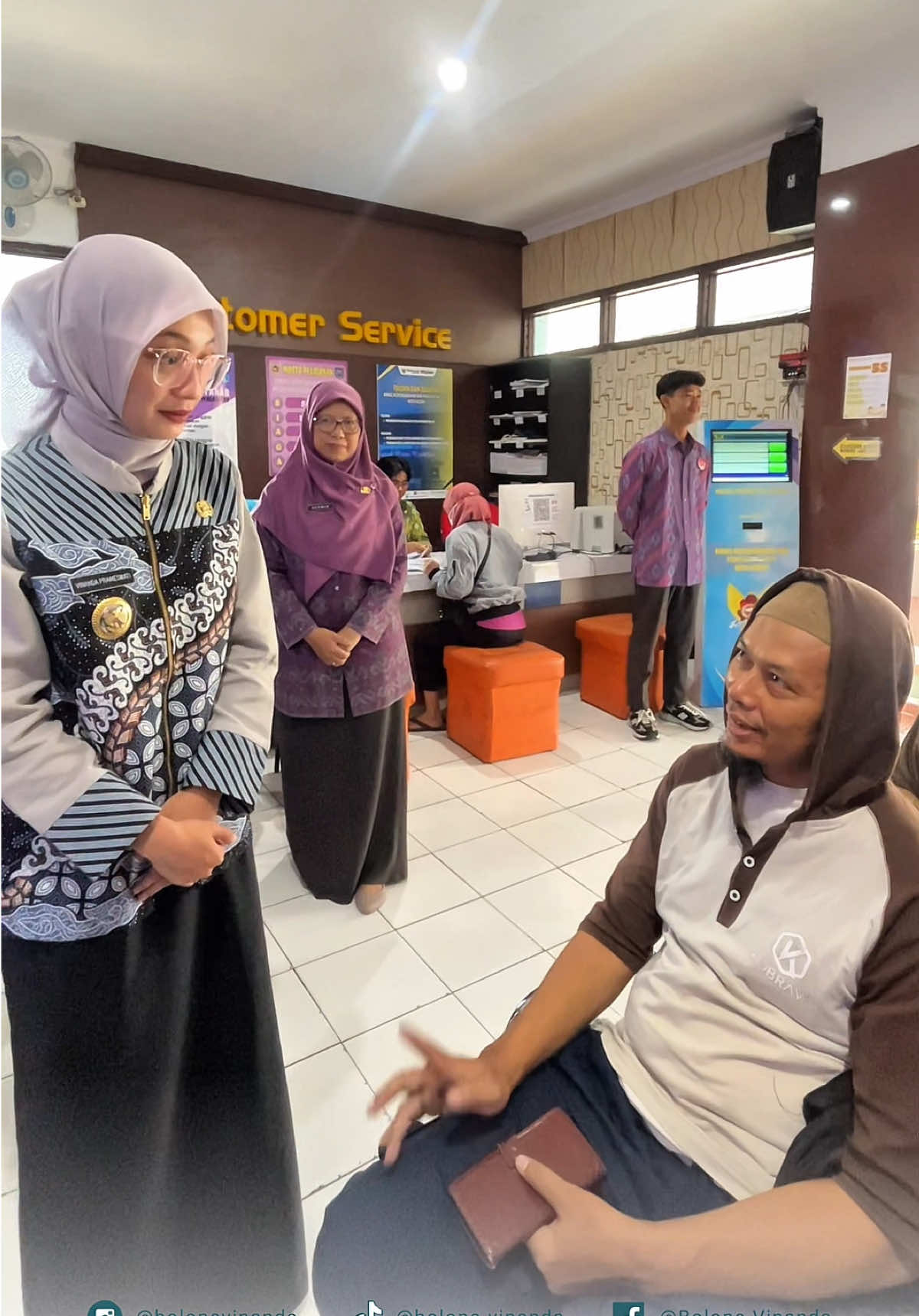Kediri – Wali Kota Kediri, Vinanda Prameswati, menghadiri langsung acara Pra Penilaian Pemantauan dan Evaluasi Kinerja Penyelenggaraan Pelayanan Publik (PEKPPP) tingkat nasional tahun 2025 yang berlangsung pada Kamis, 11 September 2025. Acara ini menjadi momentum penting bagi Pemerintah Kota Kediri dalam memperkuat komitmen terhadap peningkatan mutu pelayanan publik. Acara yang digelar di Kota Kediri tersebut turut dihadiri oleh sejumlah pejabat penting, antara lain Wakil Wali Kota Kediri KH. Qowimuddin Thoha, Kepala Dinas Kependudukan dan Pencatatan Sipil Kota Kediri Bpk. Drs. R. Marsudi Nugroho, serta perwakilan dari Dinas Pendidikan Kota Kediri. Dalam sambutannya, Wali Kota Vinanda menegaskan bahwa pelayanan publik harus terus diperkuat melalui inovasi dan digitalisasi, agar lebih inklusif dan bisa diakses oleh seluruh lapisan masyarakat tanpa terkecuali. “Kita berharap PEKPPP tahun ini menjadi momentum penting untuk melakukan refleksi dan perbaikan pelayanan publik di Kota Kediri,” ujar Vinanda. Ia menambahkan bahwa target utama bukan sekadar capaian Indeks Pelayanan Publik (IPP), melainkan bagaimana mewujudkan layanan yang lebih baik, unggul, dan berkualitas. Menurutnya, nilai IPP hanya menjadi bonus dari upaya perbaikan sistemik dan berkelanjutan dalam penyelenggaraan layanan publik. Acara ini juga menyoroti arah kebijakan nasional terkait pelayanan publik, yang berfokus pada penyediaan layanan dari lahir hingga meninggal secara proaktif, personal, dan terintegrasi. Rebranding pelayanan publik, sebagaimana dijelaskan dalam paparan acara, bukan sekadar slogan melainkan bagian dari transformasi mendasar untuk membangun kepercayaan publik melalui layanan yang  mudah diakses, cepat, transparan, dan prima. Sebagai penutup, Wali Kota Vinanda menyampaikan apresiasi kepada seluruh pihak yang telah bekerja keras dalam mempersiapkan pra penilaian PEKPPP ini. “Terima kasih kepada seluruh pihak atas kerja kerasnya. Semoga kegiatan ini diberikan kelancaran dan hasil yang terbaik,”pungkasnya. #vinanda #vinandaprameswati #kediri #kediri24jam #mbakvinandauntukkediri  