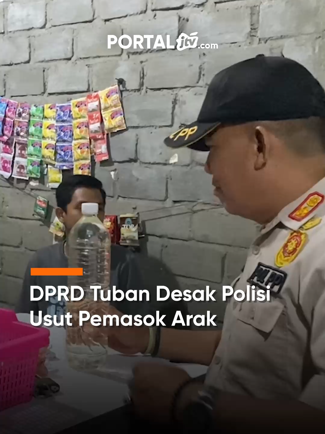 DPRD Tuban Desak Polisi Usut Pemasok Arak Razia miras di Tuban terus digencarkan, namun penyuplai arak belum pernah terungkap. DPRD Tuban mendesak polisi tak hanya menyasar warung kecil, tapi juga pemasok besarnya. #tuban #raziamiras #peredaranarak #jtvrek #portaljtvcom