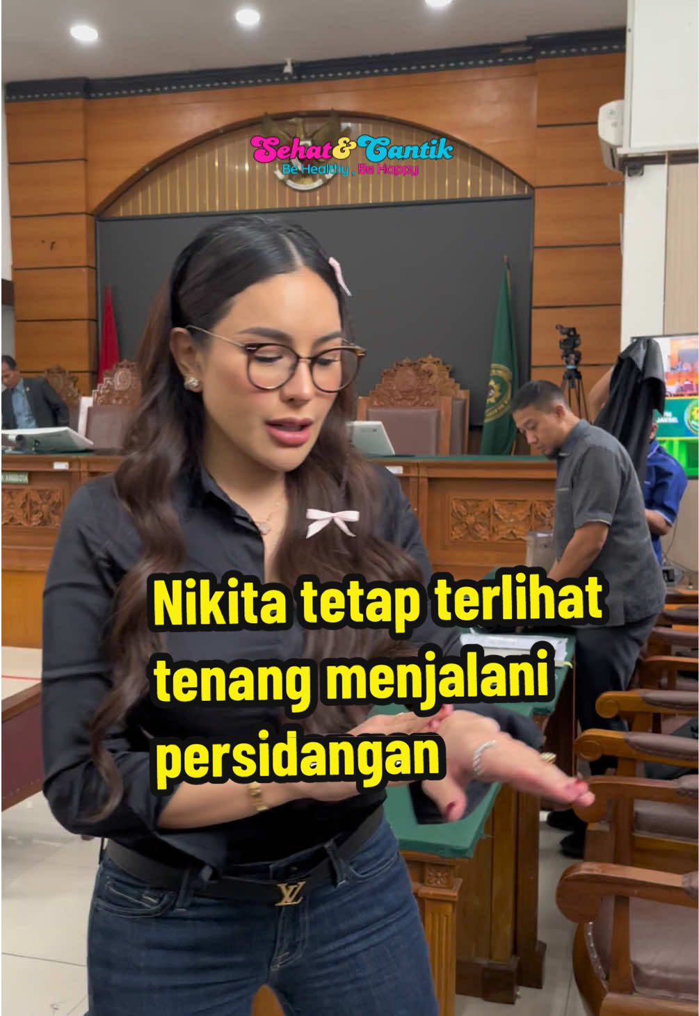 @Nikita Mirzani Mawardi tetap terlihat tenang pada saat menjalani persidangan . #nikitamirzani 