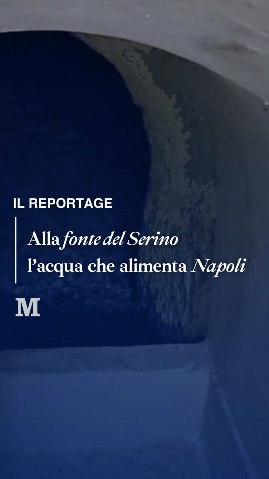 «Ecco la fonte del Serino, quella dove nasce l’acqua di Napoli», quando il cicerone ti porta in fondo alla scala che affaccia dritta sul luogo dove l’acqua sgorga dal cuore della terra, l’emozione sale. È il piccolo-grande miracolo della natura che si manifesta sotto i tuoi occhi: l’acqua che viene fuori spontaneamente dalla montagna. Poi ti guardi attorno e ti rendi conto che portare quell’acqua dalla fonte fin dentro i rubinetti delle case di Napoli dev’essere un’impresa titanica, e quell’impresa viene compiuta quotidianamente da 140 anni. Il viaggio al sito del Serino serve ad anticipare un importante appuntamento, quello dell’apertura al pubblico che avverrà domenica prossima, il 14 settembre 2025. Si tratta di una collaborazione fra l’Abc, l’azienda che gestisce le risorse idriche di Napoli e il Fai Giovani di Avellino che raccoglie le prenotazioni e accompagna i visitatori al sito. di Paolo Barbuto, articolo completo su ilmattino.it #fonteserino #napoli #reportage #ilmattino 