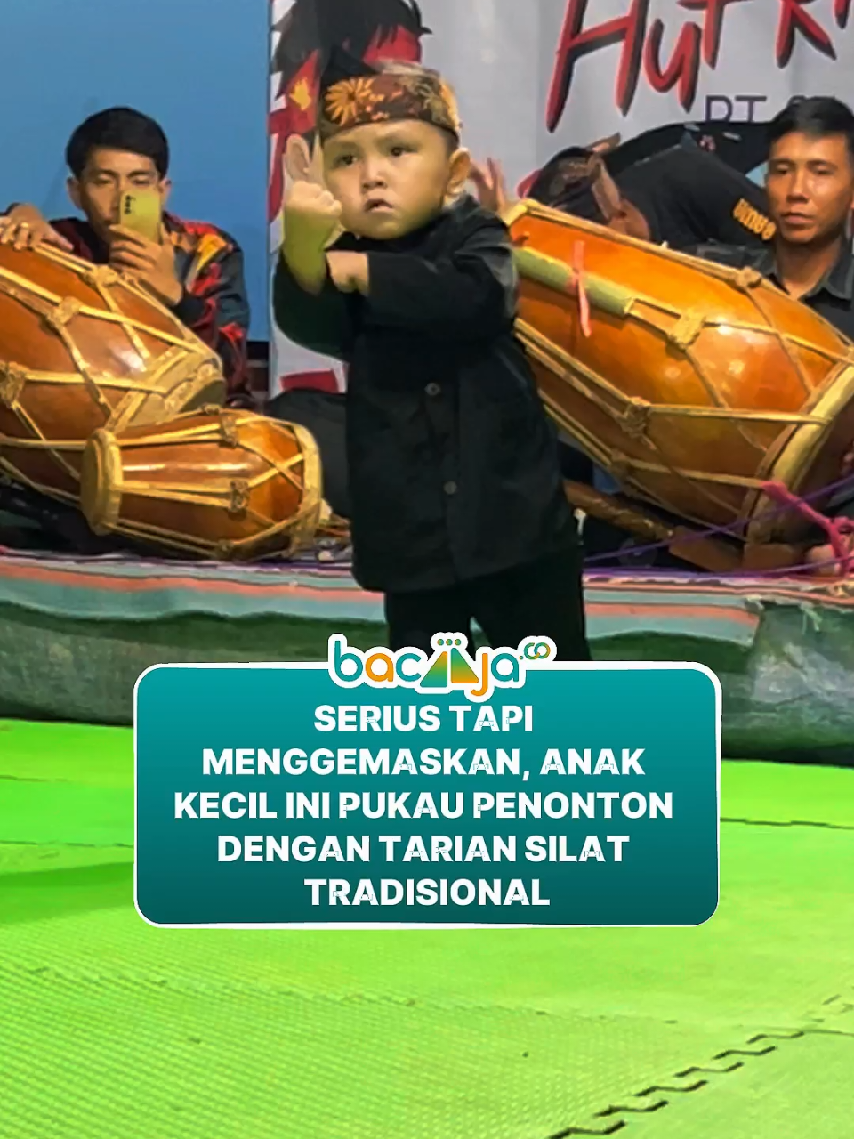 Ditengah meriahnya acara Seni Budaya, ada seorang anak kecil yang mencuri perhatian, anak tersebut sedang melakukan tarian silat tradisional dengan di iringi musik.  Aksi menggemaskan ini kemudian viral di media sosial.  #anakkecil #silat #musiktradisional #anakbangsa #fyp 