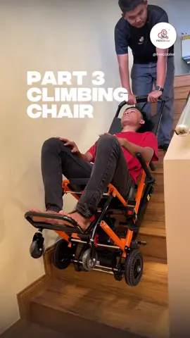 @Fresco Bike Wheelchair Part 3. Penjaga kene tekan kerusi turun naik tangga ke bawah supaya rail sentiasa berpaut pada tangga. Beri tekanan kebawah dan tekan 