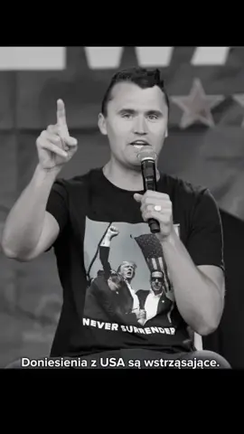 Tragedia na kampusie w Utah. Zastrzelono Charliego Kirka. Charlie Kirk, założyciel Turning Point USA i ikona młodych amerykańskich konserwatystów, zginął od kul podczas wiecu na Utah Valley University 10 września 2025 roku. Do zdarzenia doszło w trakcie jego przemówienia. Służby potwierdzają fakt strzelaniny i prowadzą poszukiwania sprawcy. Niepotwierdzone doniesienia mówią, że atak mógł mieć tło polityczne. Kirk był jedną z najbardziej polaryzujących postaci w USA.  #charliekirk #usa #tragedia #kirk #news
