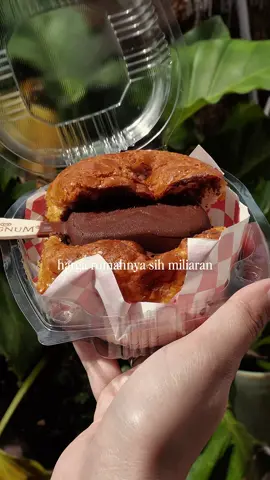 Baru kali ini nemu toko roti yg lokasinya di perumahan meVVah Jaksel 🤭kirain bakal B aja ternyata ENYAK! Plihan rasanya unik 🤏🏽 sampe ada yg tengahnya dikasi MAGNUM ICE CREAM🤤 plihan rotinya lengkap dr donat, bolo bun sampe yg klasik kek isi kelapa juga adaaaa👀 📍GRAM & DOUGH Pickup Pesanan di Jendela Kecil, Jl. Ciniru III No.5, Rw. Bar., Kec. Kby. Baru, jakarta, Daerah Khusus Ibukota Jakarta 12180 #bakeryjakarta #bakeryjaksel #tokorotijakarta #bolobun #jakselfood 