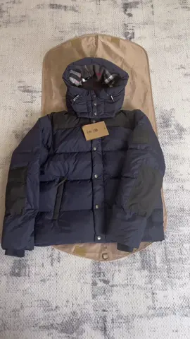 It's so cool! it😎😎😎😎🤩🤩🤩#TikTokFashion #Winterfashion #Burberry #puffer #fyp 