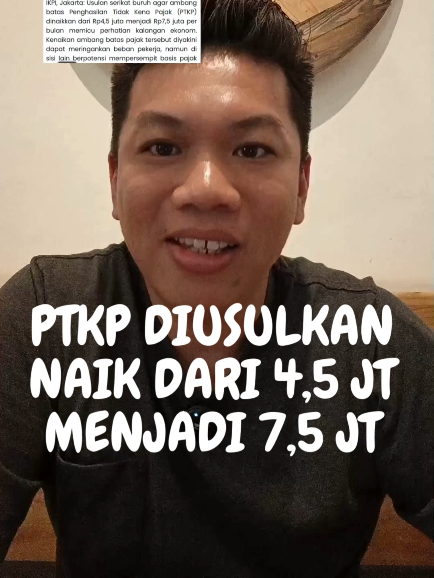 Kabar terbaru, ada usulan PTKP dinaikkan jadi Rp7,5 juta per bulan. Artinya, makin banyak gaji pekerja yang bebas pajak. Buat UMKM, ini berarti biaya tenaga kerja bisa lebih ringan dari sisi pajak. Tapi, jangan lupa, PPh 21 menyumbang hampir 15% penerimaan negara. Waktu PTKP naik tahun 2016, menurut DDTC, negara diperkirakan kehilangan potensi penerimaan sekitar Rp18,9 triliun. Pro-nya: pekerja dan UMKM terbantu. Kontra-nya: penerimaan negara bisa berkurang. Kalau menurut kamu, setuju atau tidak? #pajak1menit #UMKM #PTKP #PPh21 #PajakIndonesia #Ekonomi #BeritaPajak