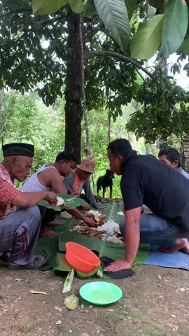 Capek ngonten, istirahat sejenak makan makan