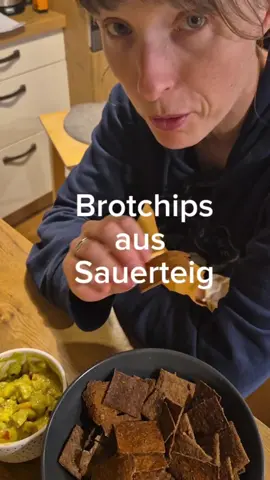 Öfter mal was Neues! Heute gibt's ein Backvideo. Ich zeig euch, was ihr aus übrigem Sauerteig-Anstellgut leckeres machen könnt :-) #sauerteig #brotchips #backen #wentanrichtig 