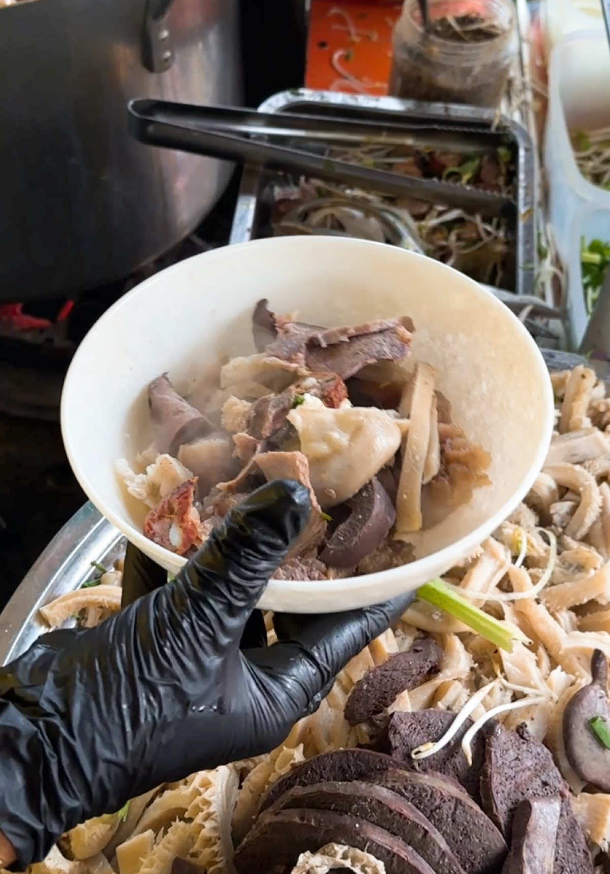 Tô cháo mắt bò mix nạm lòng bò thập cẩm ở Cháo Bò 99 đang làm nhiều team phải “ghim” liền trong list must try ✨. Cháo nóng hổi sánh mịn, mắt bò béo ngậy tan ngay trong miệng, nạm mềm thấm vị, lòng giòn giòn sực sực… tất cả hòa quyện thành combo no nê mà ăn tới muỗng cuối vẫn còn thòm thèm 🤤. Team cốt thân iu nào muốn vừa ấm bụng, vừa ấm tình sau lễ thì kéo nhau qua trải nghiệm liền. Còn gì chill hơn khi ngồi quây quần bên tô cháo nghi ngút khói, nói vài câu chuyện nhỏ nhỏ mà thấy vui tận trong lòng 🫶. #chaobo99 #ancungtiktok #LearnOnTikTok #xuhuongtiktok #riviewanngon 