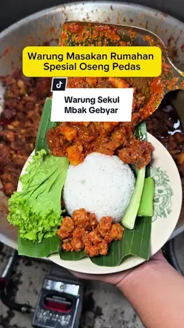Spot warung masakan rumahan baru di dekat Pasar Pakem yang resepnya turun temurun dari puluhan tahun. Spesial disini Oseng pedas dengan menu andalan cumi hitam, oseng koyor, oseng salem dan ayam brambangnya juara. Bumbunya kaya rempah nusantara dengan rasa dominan pedas gurih. Lokasinya di dekat pasar pakem. Nama tempatnya Warung Sekul Mbak Gebyar.  Warung Sekul Mbak Gebyar  Alamat : Pakemgede, Pakembinangun, Pakem, Sleman, Daerah Istimewa Yogyakarta  Jam buka : 10.00-18.00 WIB  #warungsekulmbakgebyar #osengcumi #kulinerjogja 