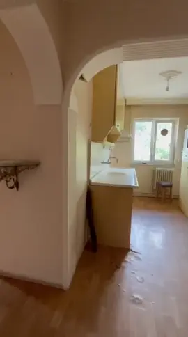  **BURSA YILDIRIM TEFERRÜÇ MAHALLESİNDE MERKEZİ KONUMDA SATILIK DAİRE** Bursa’nın en prestijli bölgelerinden Yıldırım Teferrüç’te, şehrin sosyal ve ulaşım imkanlarına yürüme mesafesinde bulunan dairemiz yeni sahibini bekliyor. ✨ **Genel Özellikler:** * Brüt: 95 m² | Net: 85 m² * 2+1 (3+1’den dönüştürülmüş, ferah kullanım alanlı) * Tüm odaları aydınlık, karanlık odası yok * Park manzaralı * 1 Banyo + WC & 1 Alaturka WC * Balkon cam balkon ile kapatılmış * Kapalı mutfak * Kombi (Doğalgaz) ısıtma sistemi  **Bina Özellikleri:** * 16-20 yaş arası bina, mantolama mevcut * 5 katlı binanın 1. katında * Oturuma hazır, boş durumda * Kat irtifaklı tapu, krediye uygun  **Konum & Ulaşım Avantajları:** * Cadde üzerinde merkezi konum * Toplu taşıma araçları binanın önünden geçmektedir * Otobüs durağı, semt pazarı ve teleferik meydanına yürüme mesafesi * Çevrede: okul, lise, cami, sağlık ocağı, market, park, belediye ve şehir merkezi  **Fiyat:** 2.350.000 TL#bursa #yıldırım #öneçıkar #satılıkdaire #keşfetteyizzz #satılıkev #fyp #fy 