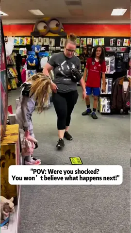 Funny Spirit Halloween 🎃 😂#spirithalloween #halloween #scareprank #scarepeople #scard #scream #tiktok #fyp #usaus 