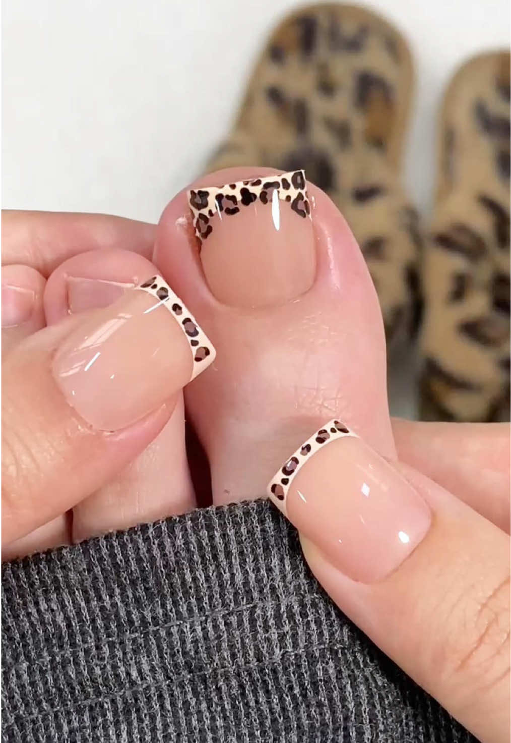 Leopard print matching hands and feet is a game - changer. It’s edgy and makes a statement. 🐆💅 #nail #pressonnails #retrovibes #fallnails #toenail 