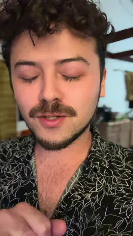🎶😂 Je vous jure… voilà Malia (ma belle-mère) dehors dans le noir, en train d’attendre ma chanson sur Radio Jakarta… alors que la sortie c’est demain sur NC 1ère à partir de 16h10  et sur Océan FM à 16h! Et en plus, personne n’a révisé les dates avec mon petit frère… je suis pas content 😤. 👉 Rendez-vous demain, et dès 17h30 la chanson sera dispo sur YouTube ! #NouvelleCalédonie #NCalédonie  #Pacifique #NC1ere  #oceanefm           