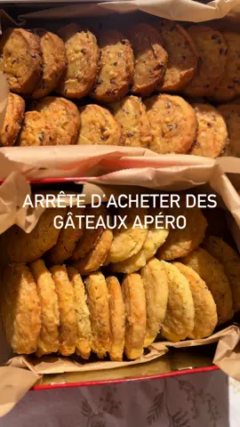 L’été est toujours là dans le sud, les apéros continuent ☀️ Rien de mieux que de les faire soi-même en quelques minutes en plus. Ici j’ai préparé 2 types : - sablés salés au beaufort et thym - sablés salés au comté et graines de lin Pour les réaliser : 100g de fromage râpé de votre choix 100g de farine 100g de beurre 1 jaune d’œuf Graines ou épices de votre choix Mélangez, faites un boudin, placez au congélateur 30 min, découpez en rondelles et faites cuire 15 min à 180 degrés Peuvent se stocker 4 jours dans une boîte hermétique. Bon apéro ✨🫒🥂#recettefacile #apero #faitmaison #fromage #chips 