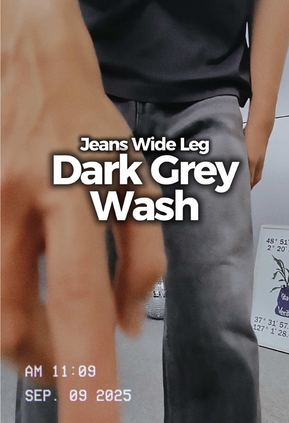 Wide Leg Dark Grey Wash dari DENIMIC dengan gaya baggy kekinian dengan kenyamanan maksimal. Jangan sampai kehabisan, langsung checkout sekarang juga! #celanajeans #rekomendasioutfit #celanapria #rekomendasicelana #ootdpria 