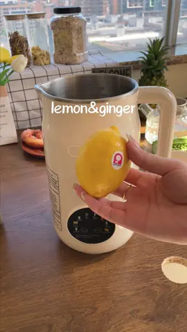 I am tired of #juicer, cause I don't see the point in getting a juicer anymore. This #nutmilkmaker can chop down everything more finer that your body need it#fyp #tiktokshoplabordaysale #soymilkmaker 