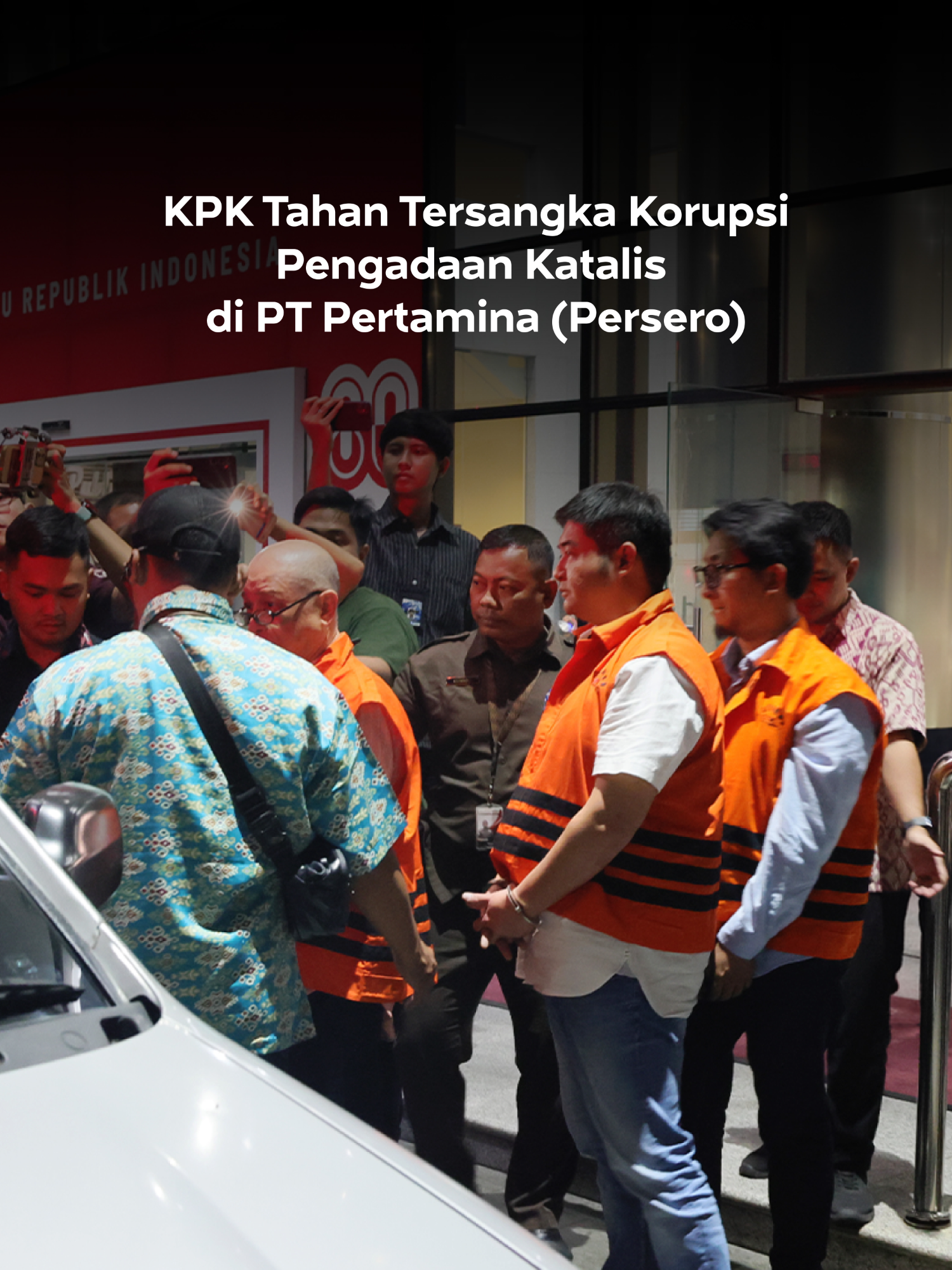 Jakarta, 9 September 2025 - KPK menetapkan 4 orang sebagai tersangka korupsi terkait pengadaan katalis di PT Pertamina (Persero) TA 2012-2014, dan menahan 3 di antaranya. Katalis merupakan zat dalam pembuatan bahan bakar untuk mengurangi kadar sulfur dalam produksi BBM. Dengan katalis, produksi BBM dapat memenuhi standar kualitas bahan bakar yang berkualitas. Namun para tersangka diduga melakukan pengondisian dalam pengadaan katalis di PT Pertamina (Persero) dengan nilai kontrak Rp176,4 M. KPK menyayangkan atas korupsi yang terjadi di sektor sumber daya alam ini dan berharap instansi terkait dapat melakukan perbaikan serta upaya mitigasi agar sumber daya strategis dapat dikelola secara berintegritas dan bermanfaat untuk masyarakat luas.