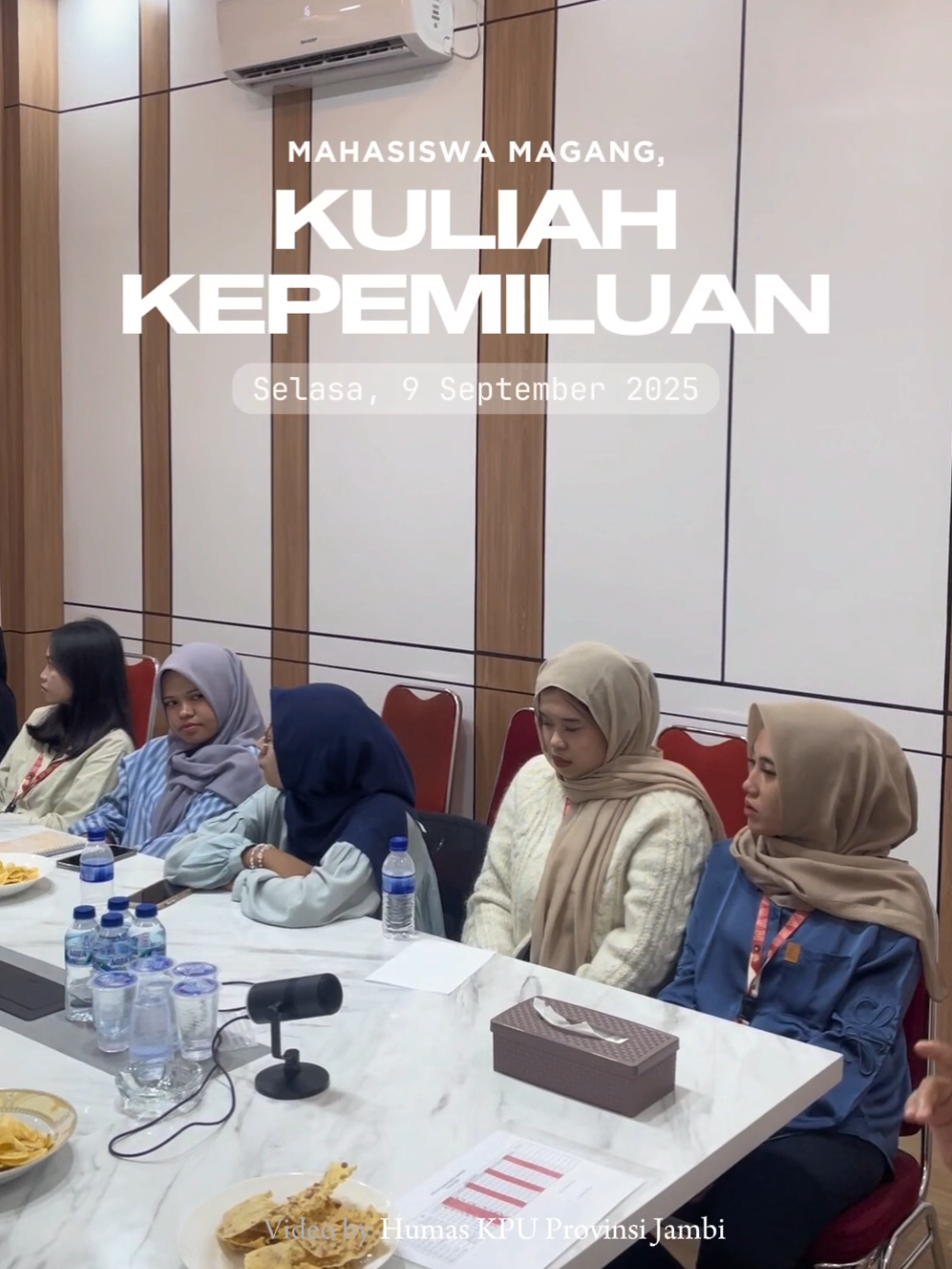 #TemanPemilih, KPU Provinsi Jambi menyelenggarakan kuliah kepemiluan bersama mahasiswa magang sebagai upaya memberikan pemahaman mengenai proses dan nilai demokrasi. Melalui kegiatan ini, para mahasiswa magang diajak mengenal lebih dekat penyelenggaraan Pemilu, meningkatkan wawasan, serta menumbuhkan kesadaran akan pentingnya peran generasi muda dalam menjaga demokrasi. Dengan langkah kecil ini, diharapkan generasi muda semakin melek demokrasi, kritis, dan siap menjadi pemilih cerdas sekaligus agen perubahan positif di masyarakat. #KPUProvinsiJambi #KuliahKepemiluan #KPUMelayani #DemokrasiKita