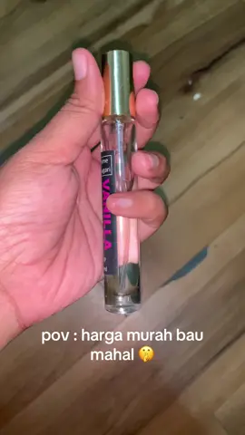 Harga perfume ni tak sampai rm 15 pom 😭 bau dia 3 hari tak hilang kalau tak basuh baju , bau tertinggal kat belakang , perfume pramugari viral 😘 #perfume #perfumemurah #perfumepramugari #perfumeninie #perfumevanillacake #fypp #tiktokviral #fypシ゚ #best #produkterbaik 