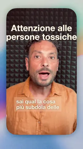 ⚠️ Persone tossiche: come riconoscerle Le persone tossiche non ti urlano in faccia. Ti logorano goccia dopo goccia. 👉 Ti fanno sentire in colpa. 👉 Ti svalutano con frasi sottili. 👉 Ti prosciugano energia, invece di restituirtene. La verità è che non possiamo eliminarle dal mondo. Ma possiamo imparare a riconoscerle e a mettere confini sani. Il coaching ci aiuta proprio in questo: ✨ sviluppare consapevolezza ✨ rafforzare autostima ✨ difendere il nostro spazio personale Io sono Marco Fattizzo, direttore della Bianco Lavoro Academy, e con 30 anni di esperienza professionale so che: 💡 proteggere la nostra energia è il primo passo per crescere davvero. 👉 E noi? Quante volte abbiamo dato energia a chi ci prosciuga… invece di usarla per chi la merita davvero? #coaching #resilienza #crescita #softskills #leadership  @Marco Fattizzo 