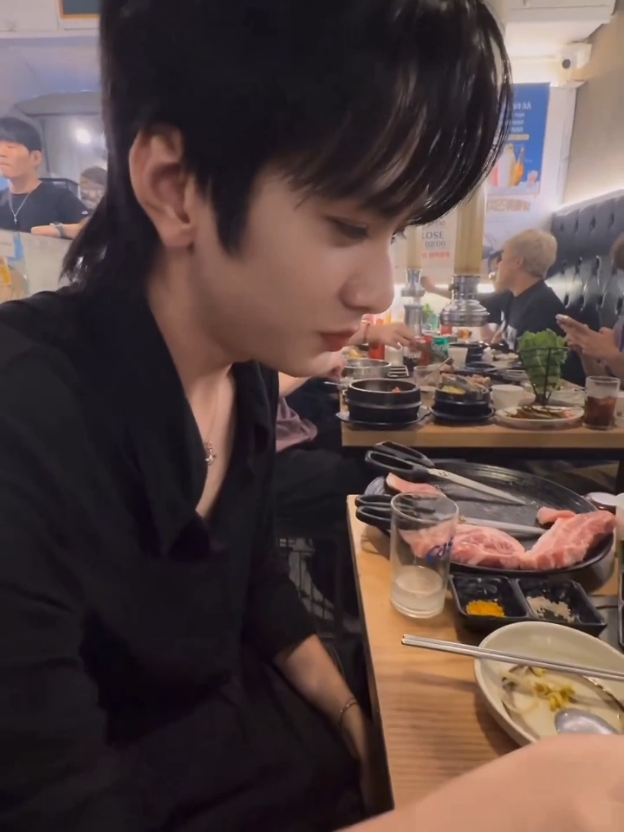 Auau showing us his bf grilled for him. #อู่อู๋เซฟ #auausave #auautnp #savewrg #foryou 