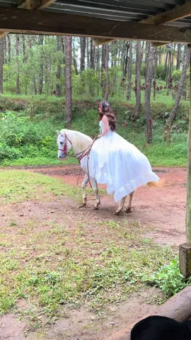 Napagod na si winter🐴 (yung kabayo) gusto nya na  e uwi si konah 🙈😂   Hindi pa tapos ang pictorial winter🐴HAHAHA!! 
