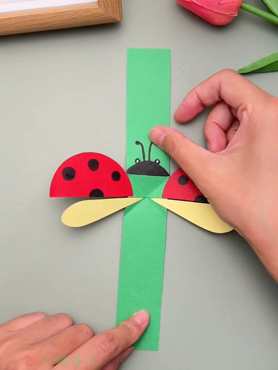 A moving ladybug, let's make a ladybug that flaps its wings with cardboard #Children's Creative Crafts #Parent-Child Crafts #Children's Crafts #Ladybug Crafts #simple 