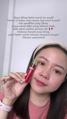 Merah bukan cuma warna. Dia bisa jadi representasi mood, aura, dan kepercayaan diri juga. Liptint nya gara-gara salah pilih shade, lah malah jatuh cinta 😻💄💋 #liptintwardah #moistdewtint #moistdewtintwardah #liptintmerah 