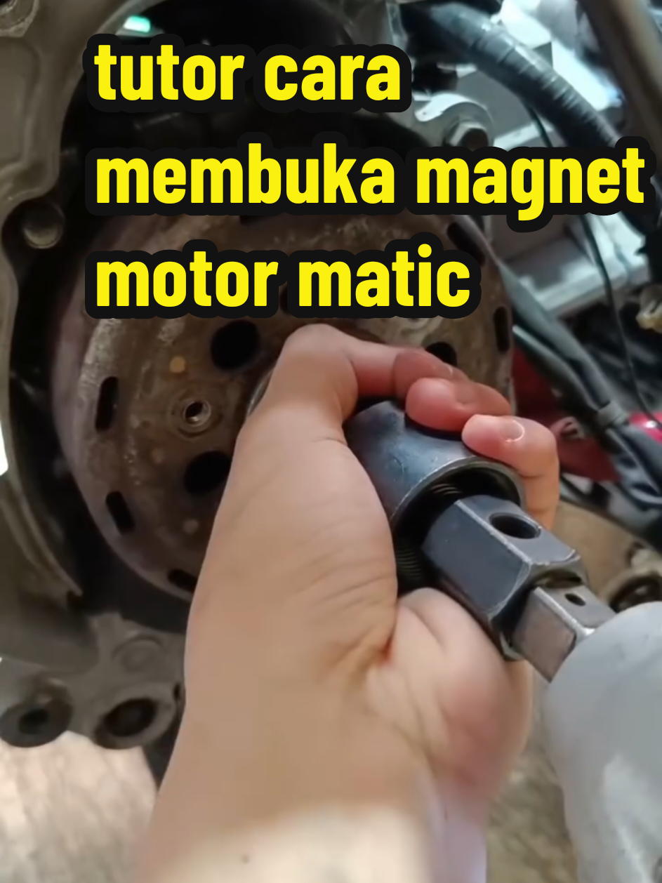 tips cara membuka magnet  motor matic dengan  Tracker #tipsmotor #magnetmotor  #fyp #edukasi  #bengkelmotormatic 